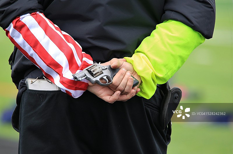 带有彩色起跑袖和发令枪的田径裁判图片素材