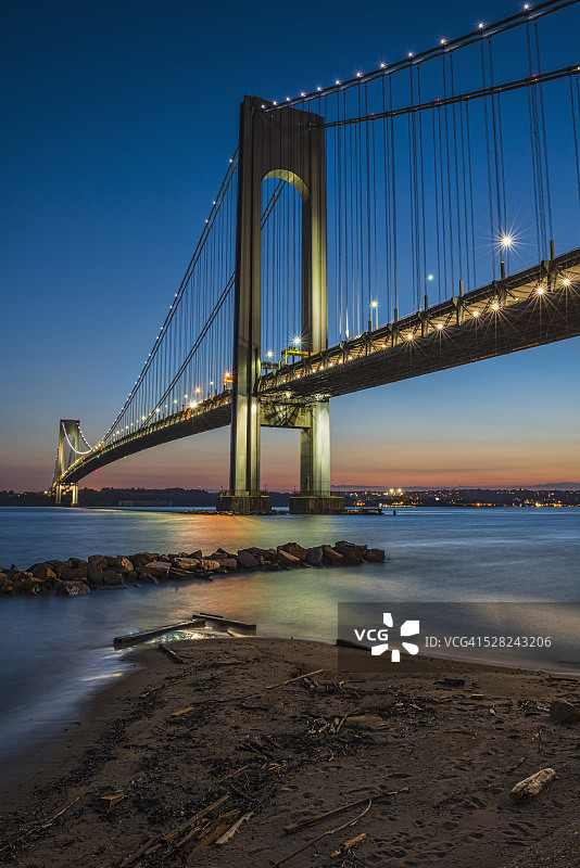 暮光下的韦拉扎诺海峡大桥，美国纽约州布鲁克林图片素材