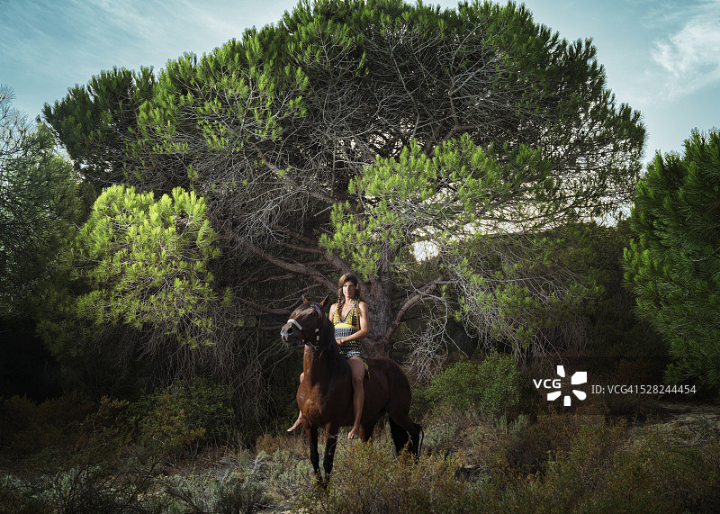 女人骑马；西班牙安达卢西亚加的斯塔里法图片素材