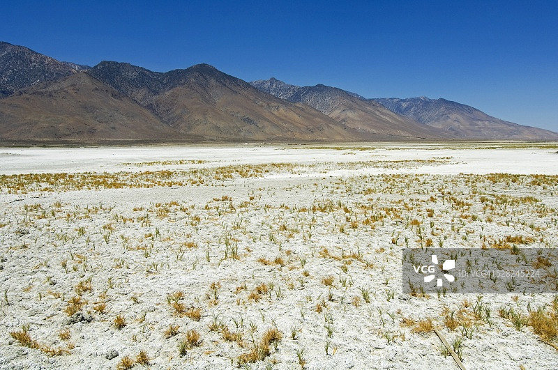 美国加利福尼亚州内华达山脉山麓的欧文斯湖干涸湖床图片素材