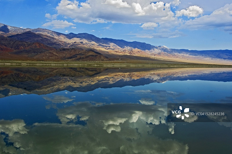 美国加利福尼亚州欧文斯湖湿季的干涸湖床图片素材