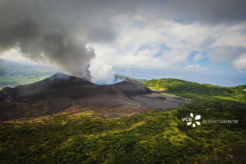 瓦努阿图坦纳岛亚苏尔火山航拍图片素材
