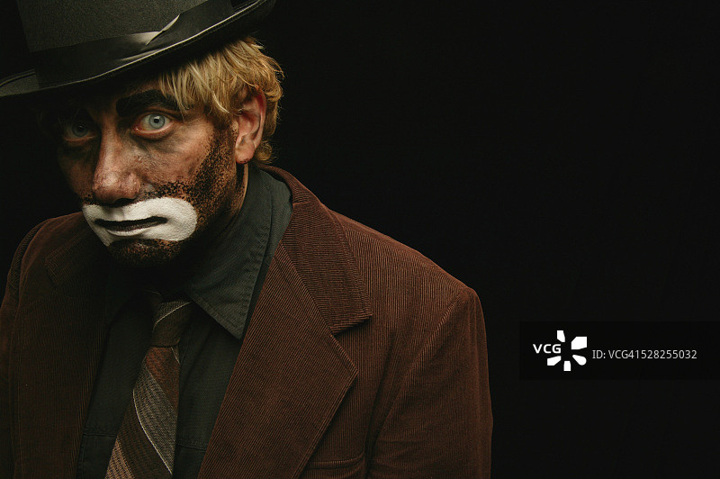 从黑暗中窥视图片素材