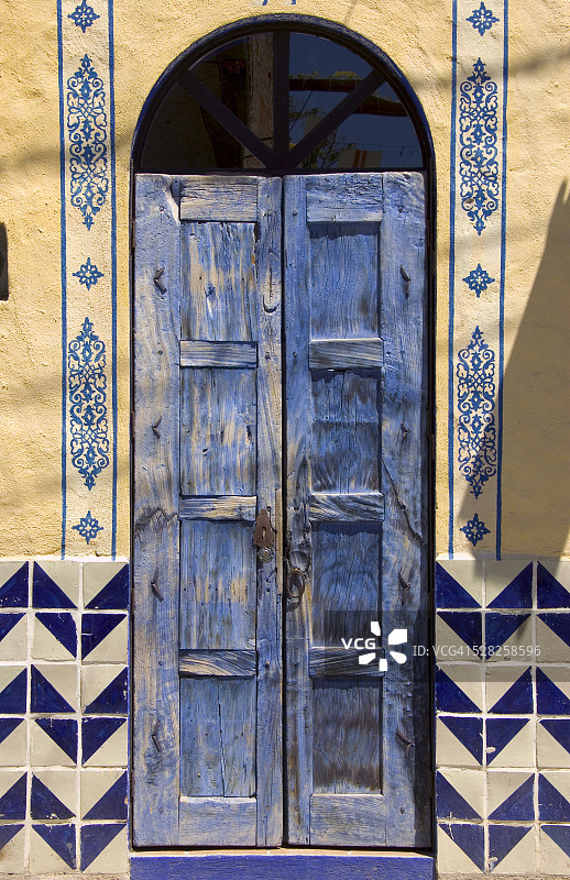 蓝色油漆门和瓷砖图片素材