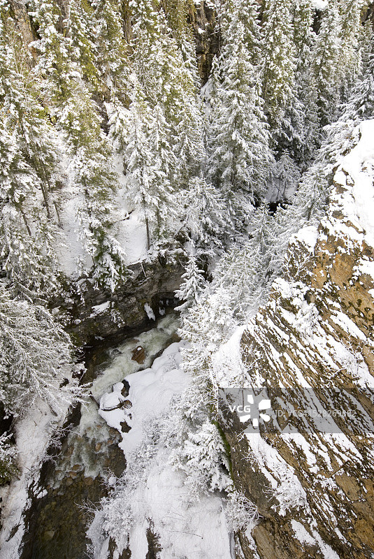 加拿大不列颠哥伦比亚省雷夫尔斯托克白雪覆盖的河峡谷图片素材