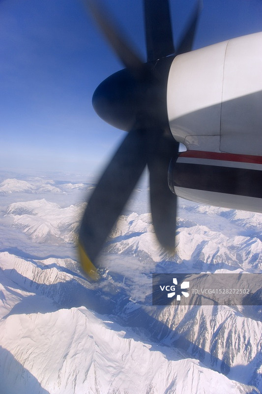 飞越群山的飞机图片素材