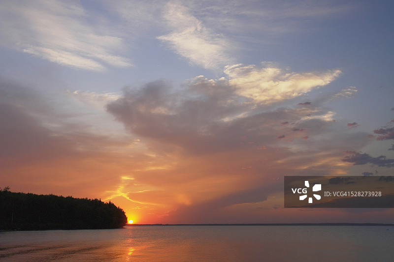 加拿大曼尼托巴清水湖日落图片素材