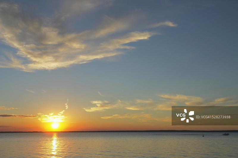 日落时分的清澈湖泊：加拿大马尼托巴省骑山国家公园图片素材