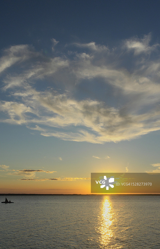 日落时分的清澈湖泊：加拿大马尼托巴省骑山国家公园图片素材