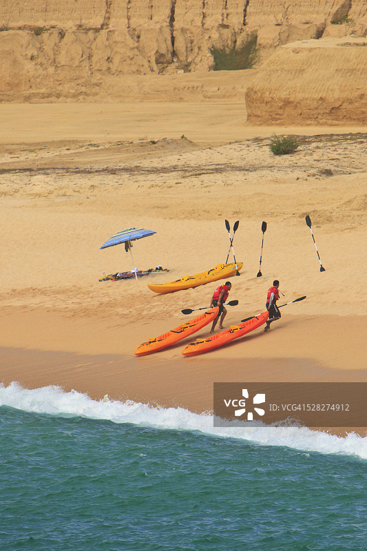 在墨西哥下加利福尼亚州圣荷西角洛斯卡沃斯地区圣玛丽亚湾的皮划艇爱好者图片素材