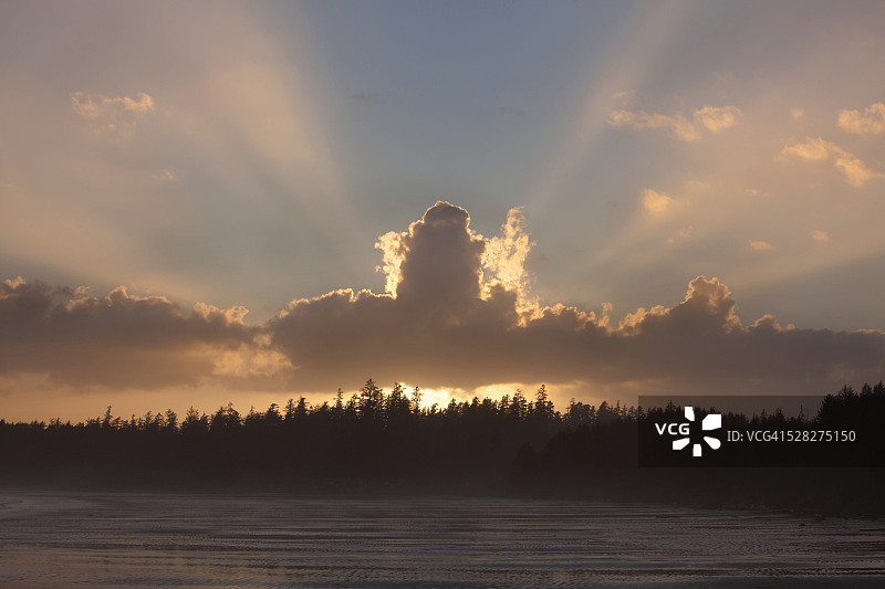 不列颠哥伦比亚托菲诺附近太平洋沿岸国家公园焚化炉岩区日落时分的逆光云彩图片素材