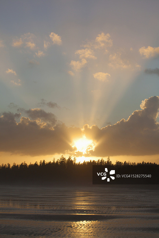 不列颠哥伦比亚托菲诺附近太平洋沿岸国家公园焚化炉岩区日落时分的逆光云彩图片素材