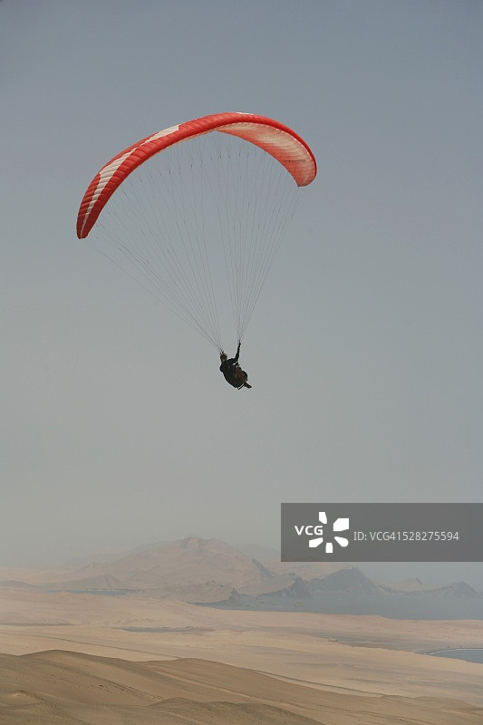 秘鲁滑翔伞飞行图片素材