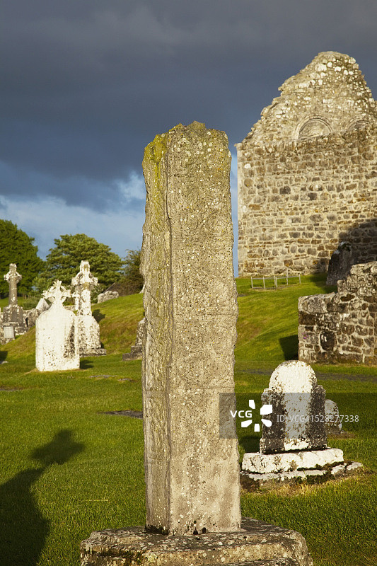 爱尔兰奥法利郡克朗马科伊斯古老高十字墓碑的一部分图片素材
