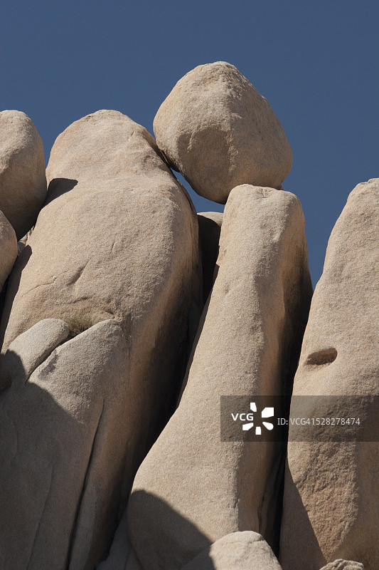 棕榈泉圆形巨石与岩石峭壁蓝天图片素材