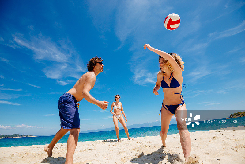 在希腊岛屿与朋友一起打沙滩排球图片素材