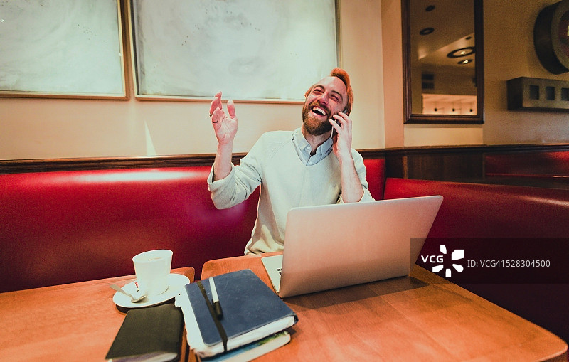 在巴黎咖啡馆开怀大笑图片素材