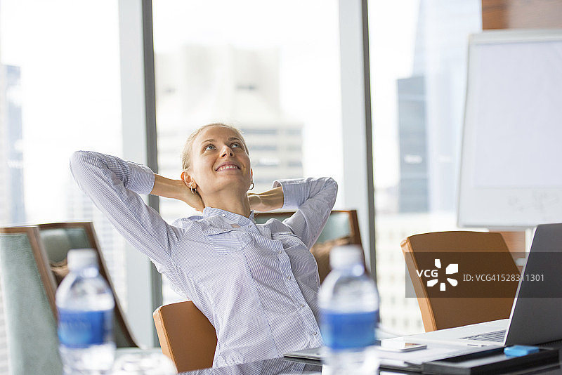 思考中的商务女人图片素材