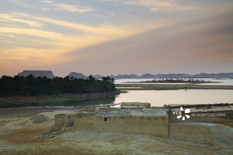 埃及锡瓦绿洲郊区的古老废弃沙 building图片素材