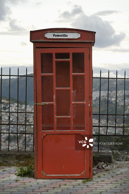 基多城市背景下的小型红色建筑图片素材