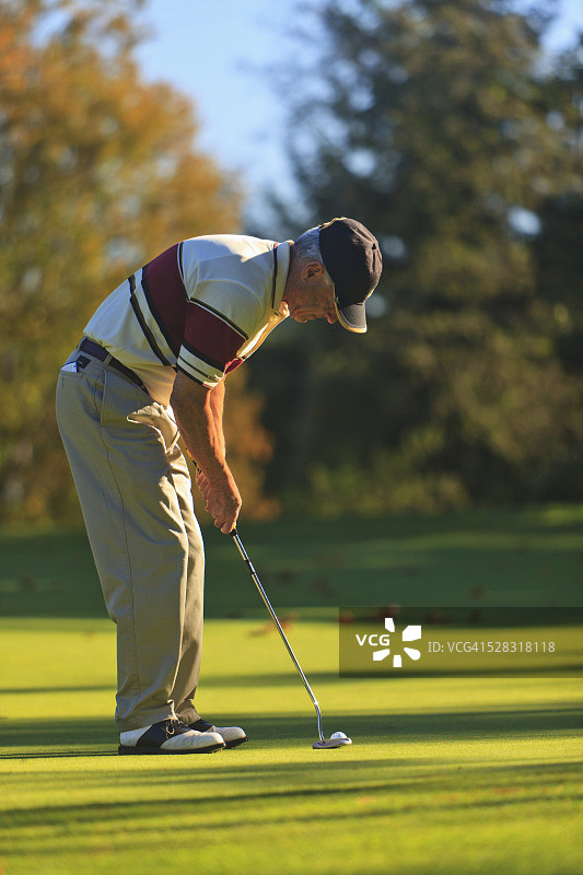 男人在林伍德高尔夫球场打高尔夫；美国华盛顿州林伍德图片素材