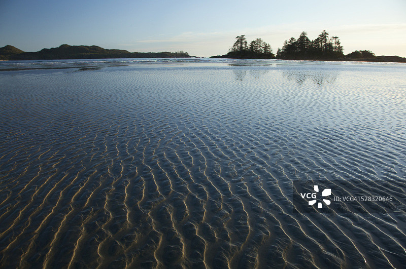 加拿大不列颠哥伦比亚省托菲诺附近切斯特曼海滩和弗兰克岛的沙滩波纹图片素材