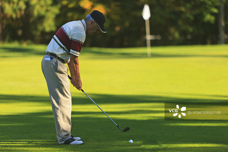 男人在林伍德高尔夫球场打高尔夫；美国华盛顿州林伍德图片素材