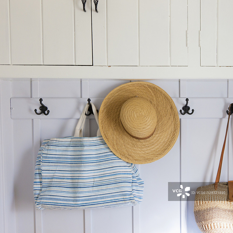 挂在挂钩上的草帽和包包，加拿大艾伯塔省鸽子湖图片素材