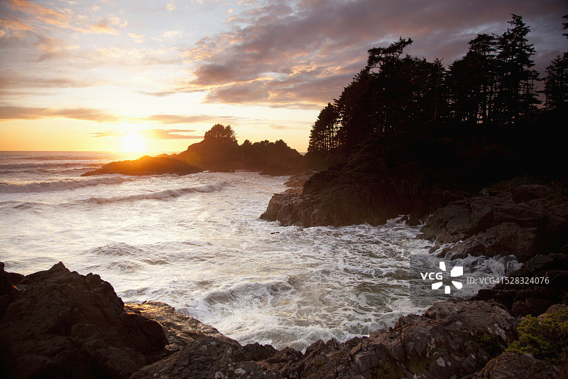 加拿大不列颠哥伦比亚省托菲诺附近考克斯湾和日落点的日落海浪图片素材