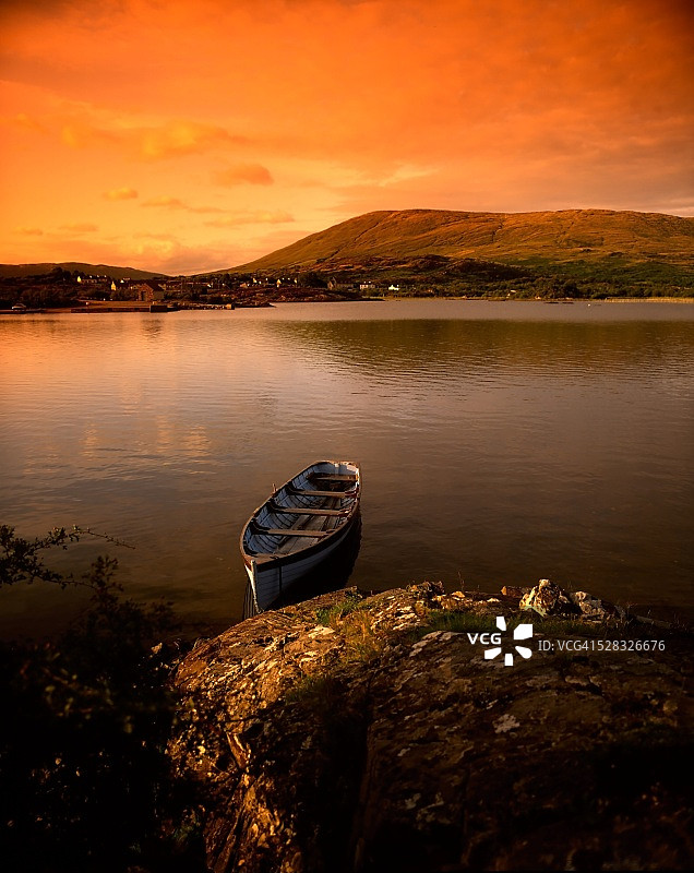 爱尔兰戈尔韦郡康尼马拉马姆十字的船图片素材