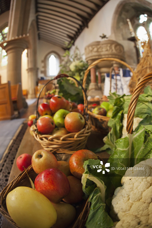丰收节餐桌上的新鲜食物；苏格兰边境凯尔索图片素材