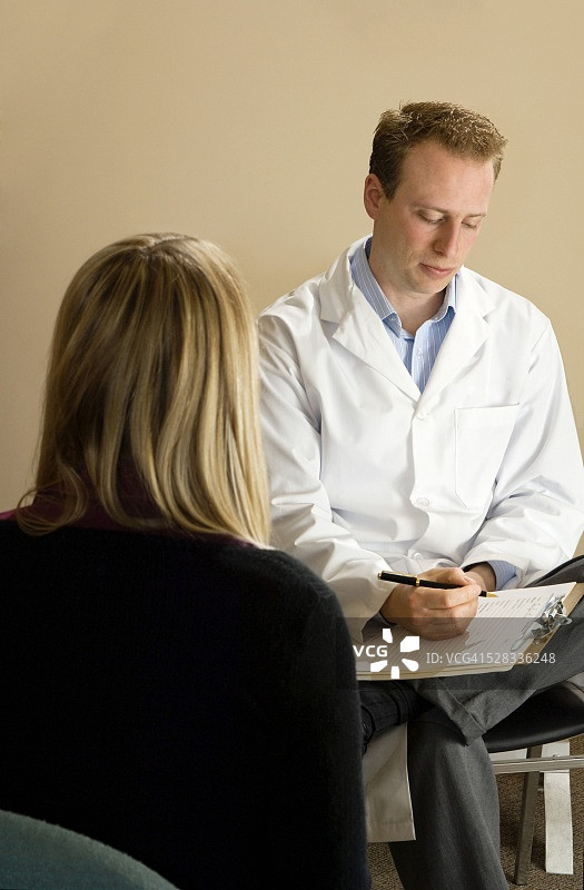 脊椎按摩师和他的病人图片素材