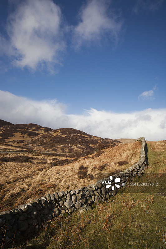 横跨景观的石墙图片素材