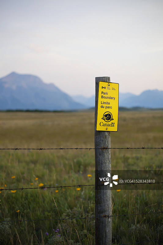 加拿大公园管理局在沃特顿湖国家公园的公园边界标志；加拿大艾伯塔省图片素材