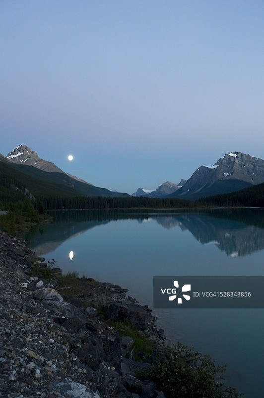 加拿大艾伯塔省班夫国家公园水禽湖的月出图片素材