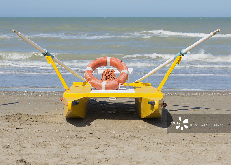 意大利里米尼海滩上的救生艇图片素材