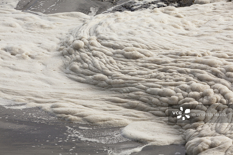 加拿大不列颠哥伦比亚省托菲诺附近切斯特曼海滩水面上的泡沫图片素材
