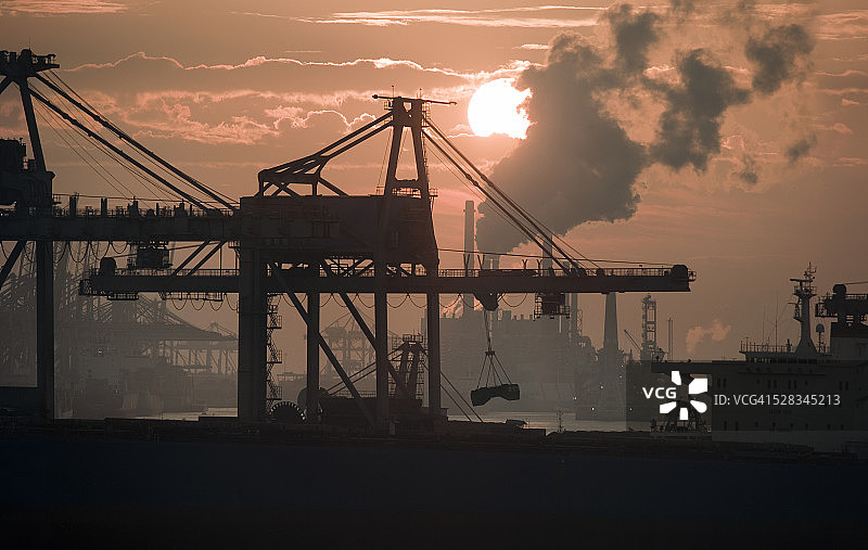 在鹿特丹港口卸载散货船图片素材