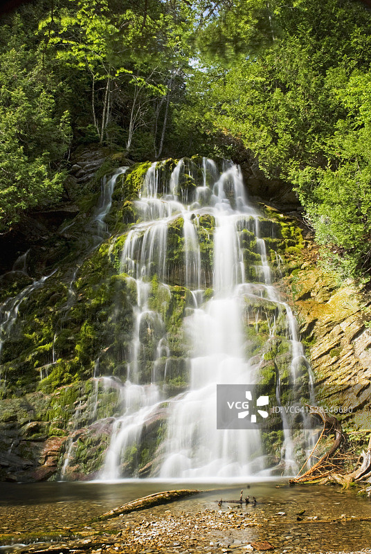 加拿大魁北克弗里隆国家公园的风景瀑布图片素材