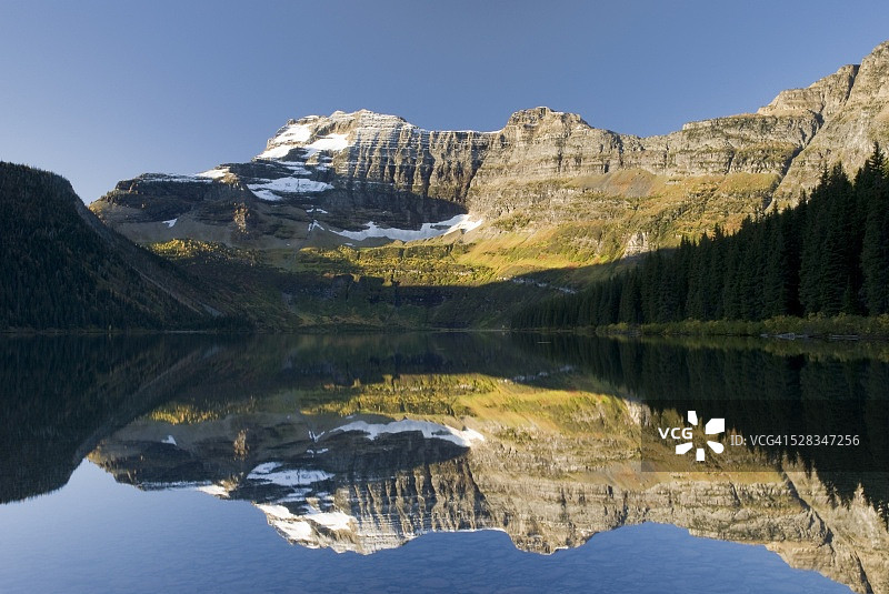 加拿大艾伯塔省沃特顿的卡梅伦湖图片素材