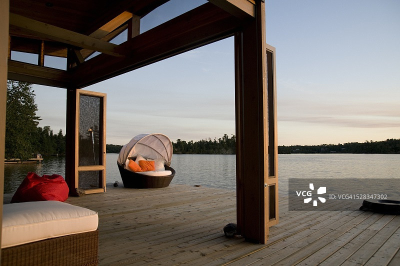 加拿大安大略省伍兹湖；码头上的躺椅图片素材