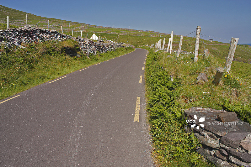 丁格尔半岛斯莱角上的开放道路；爱尔兰克里郡图片素材
