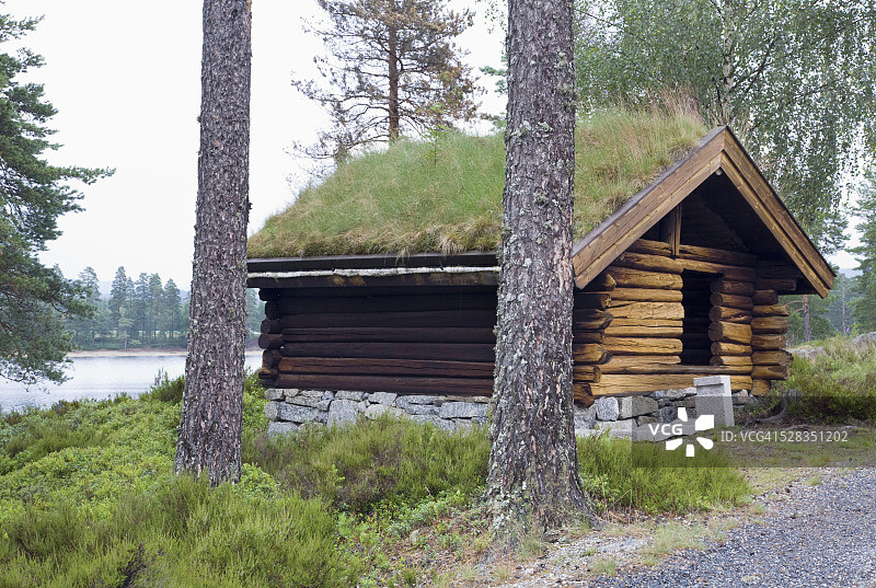 挪威克里斯蒂安桑Breidfla湖畔的木屋图片素材