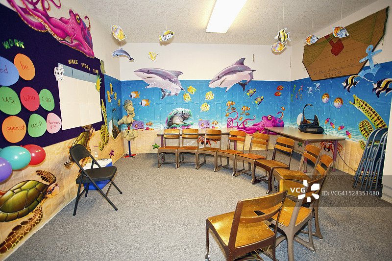 海洋主题教室半圆形课桌椅，美国俄勒冈州波特兰图片素材