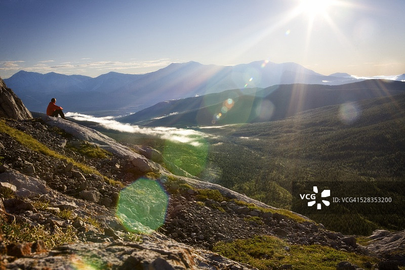 加拿大艾伯塔省卡纳纳斯基斯：男子俯瞰山谷图片素材