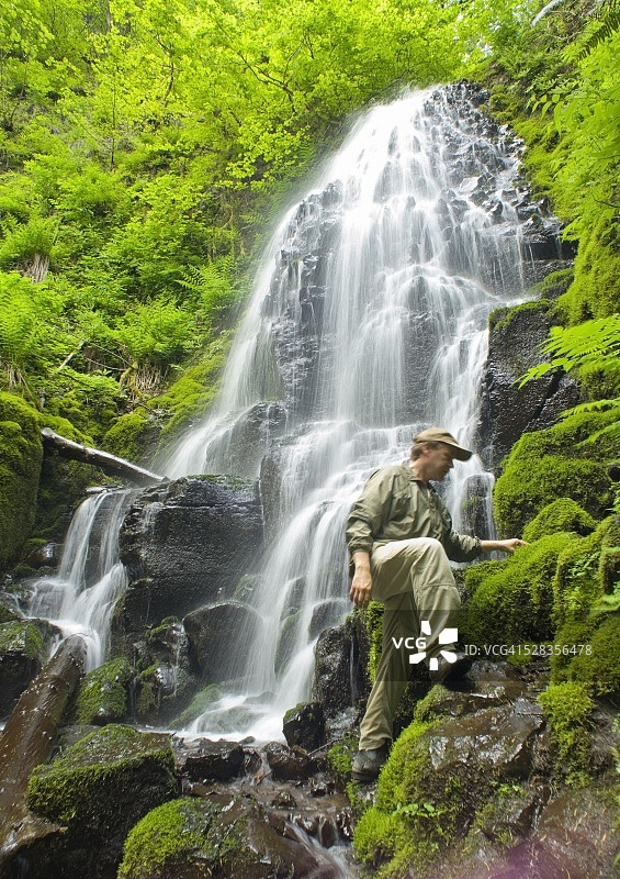 美国俄勒冈州哥伦比亚河峡谷仙女瀑布与徒步者图片素材
