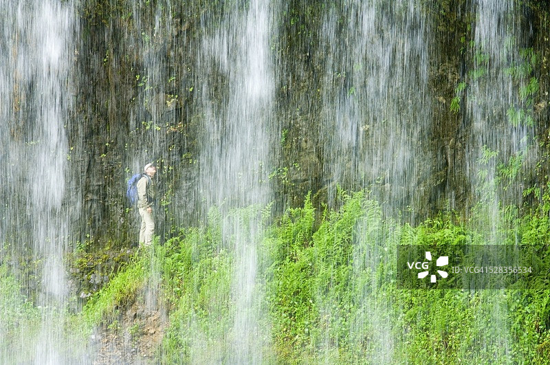 美国俄勒冈州银瀑布中北瀑布与徒步者图片素材