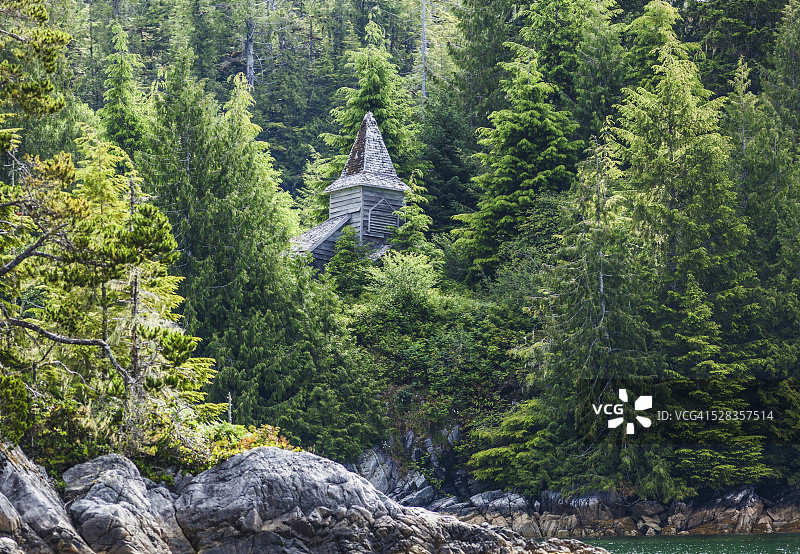 加拿大不列颠哥伦比亚省温哥华岛西海岸埃斯佩兰萨湾皇后湾，大自然环绕着一座废弃的木结构教堂图片素材