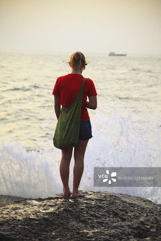 泰国涛岛海滩上女子面前的海浪图片素材