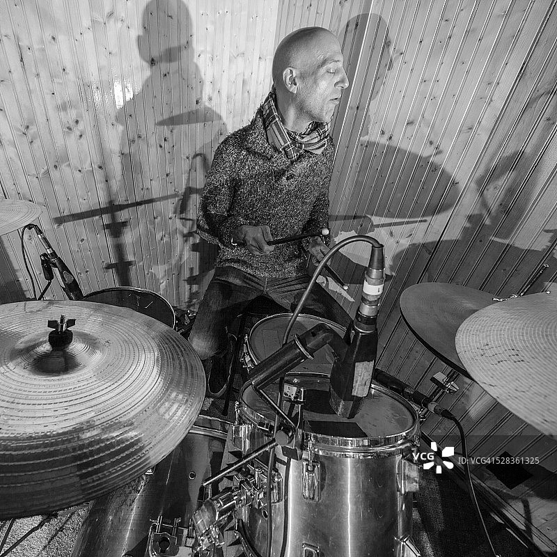 搞怪有趣的鼓手图片素材